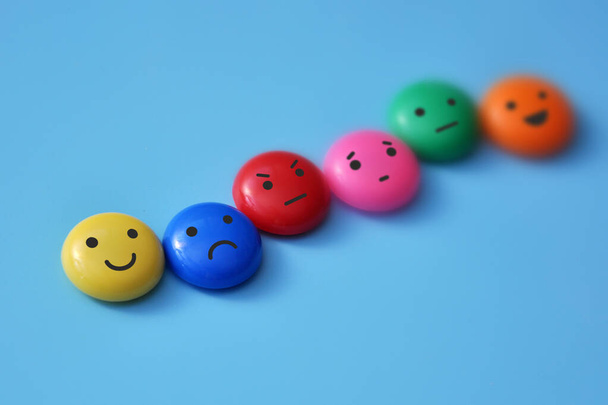 Een verscheidenheid aan menselijke emoties: vreugde, sereniteit, woede, verdriet op gekleurde ballen - Foto, afbeelding