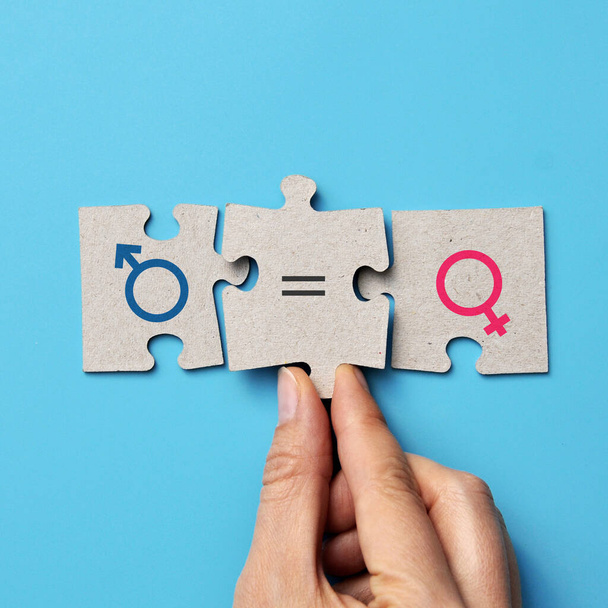 Puzzle con icone di uomini e donne Uguaglianza tra uomini e donne. Parità e tolleranza di genere - Foto, immagini