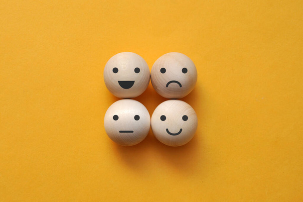 Różnorodność emocji: radość, spokój, gniew, smutek drewniana piłka - Zdjęcie, obraz