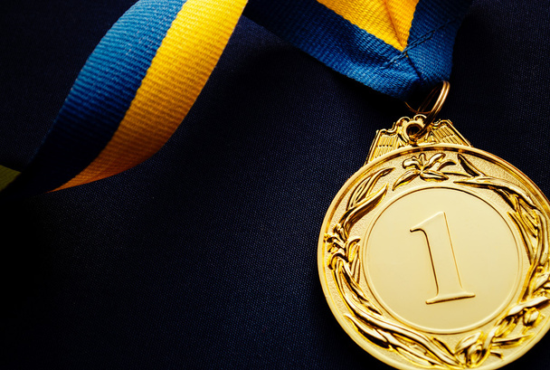 Médaille d'or sur noir
 - Photo, image