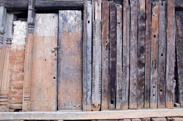 eski kullanılan ahşap duvar kapı ve kilit ile - Fotoğraf, Görsel