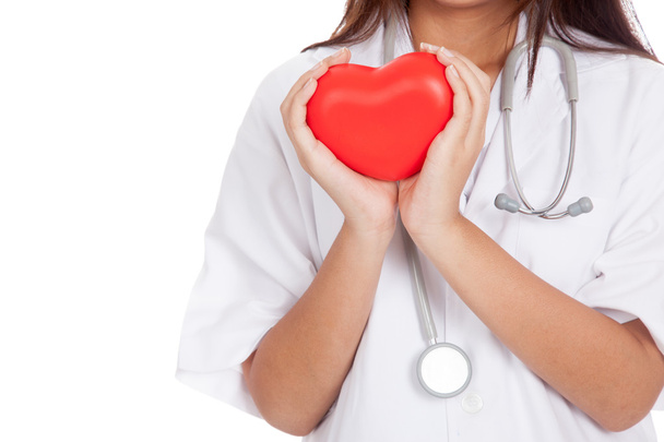 Gros plan de asiatique femme médecin tenir un coeur rouge et
 - Photo, image