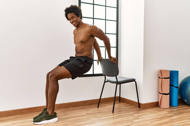Jeune homme afro-américain formation push-ups à la salle de gym - Photo, image