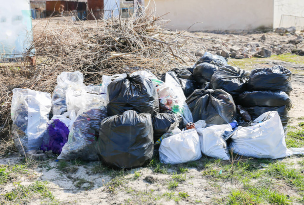 Πλαστικό σκουπιδιών στη φύση. Η ρύπανση του περιβάλλοντος. Οικολογική καταστροφή. Πακέτα με σκουπίδια. Καθαρισμός της περιοχής. - Φωτογραφία, εικόνα