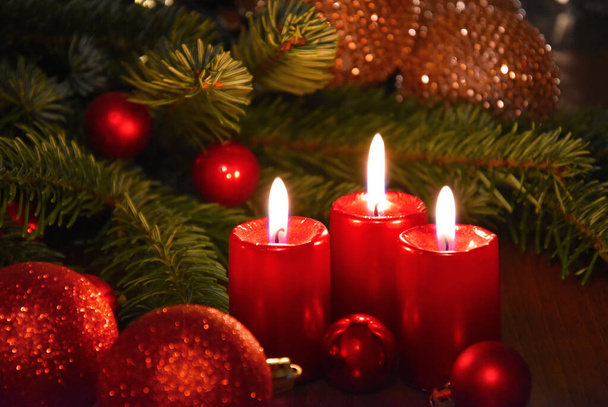 Красиві різдвяні прикраси з палаючими червоними свічками і ялинковими гілками стокових зображень. Палаючі свічки і червоні різдвяні кульки натюрморт фото. Різдвяна свічка запалює фонові зображення
 - Фото, зображення