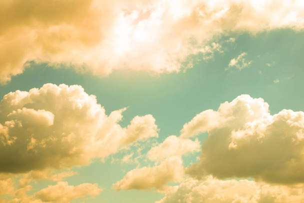 Weiche fokussierte Sicht auf schöne Gewitterwolken. Schöne dramatische blauen Himmel Hintergrund mit flauschigen Wolken. - Foto, Bild