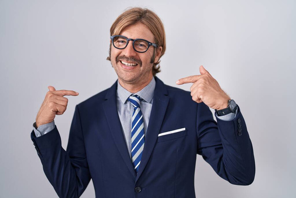 Caucasian man with mustache wearing business clothes looking confident with smile on face, pointing oneself with fingers proud and happy.  - Fotoğraf, Görsel