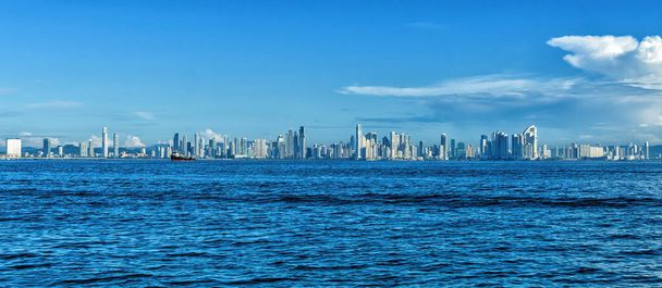 Vista ampla de ângulo da Cidade do Panamá com seu horizonte moderno cheio de edifícios altos
 - Foto, Imagem