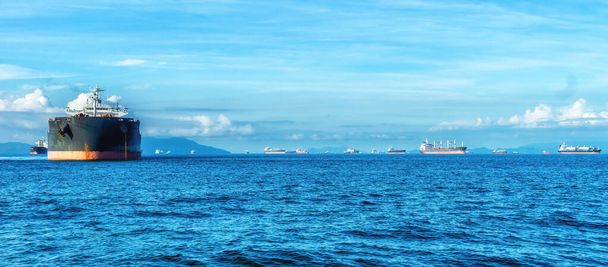Танкеры с нефтью и химическими продуктами стоят на якоре у тихоокеанского побережья Панамы. - Фото, изображение