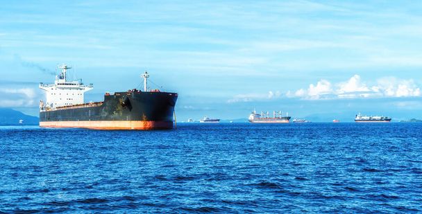 Olietanker en chemicaliëntanker gezuiverd voor de kust van Panama. - Foto, afbeelding