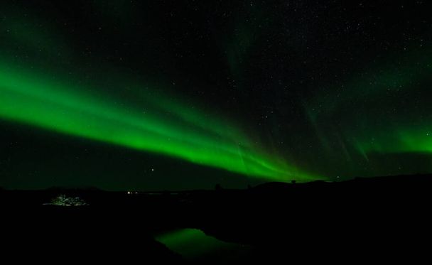 Luces boreales sobre el canal con espacio de texto - Foto, imagen
