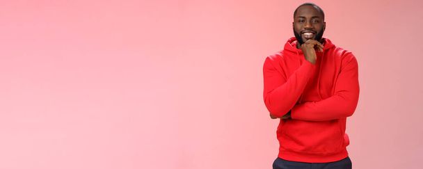 Curieux ravi afro-américain jeune homme créatif pensant nouveau plan d'affaires souriant heureux ont suggestion intéressante frotter menton souriant réfléchi poitrine croisée bras écoute intrigué. - Photo, image