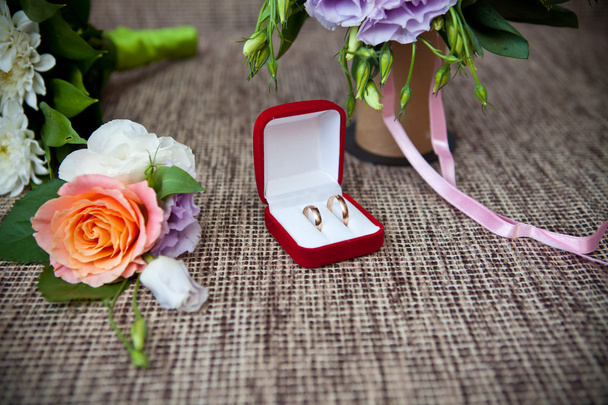 Bridal bouquet of roses and wedding accessories - Фото, зображення