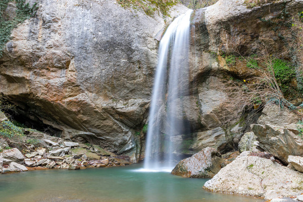 Dogancay Waterfall est situé dans la province de Sakarya, district de Geyve, village de Maksudiye. - Photo, image