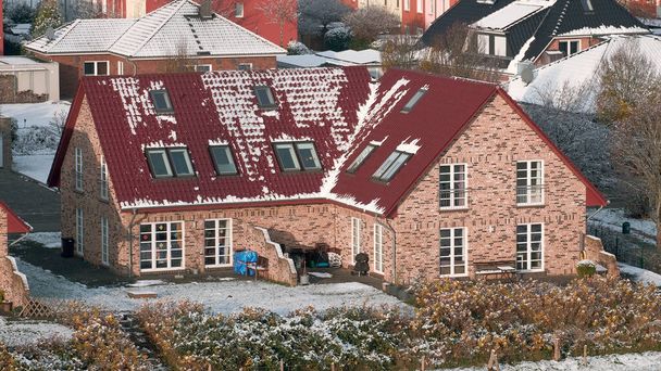 Rendsburg, Saksa - 12 09 2022: Siisti ja pieni omakotitalo saksalaisessa kylässä - Valokuva, kuva