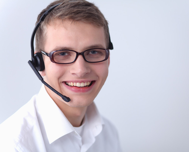 Operador de atención al cliente con auriculares sobre fondo blanco
 - Foto, Imagen