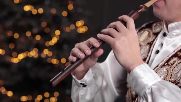 Detailní záběr muže hrajícího na píšťalku o Vánocích. Hudební koncept Ney Year - Záběry, video