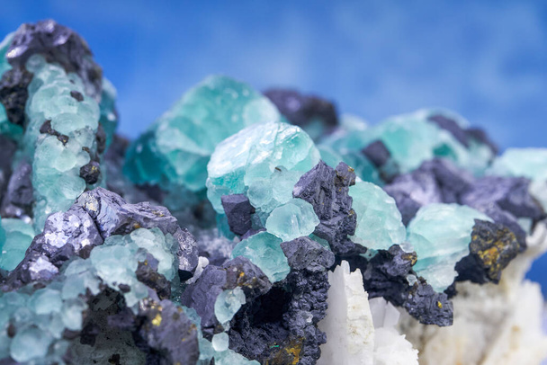 Doğal olarak oluşan ender bulunan mavi kristal cevherlere yakın çekim - Fotoğraf, Görsel