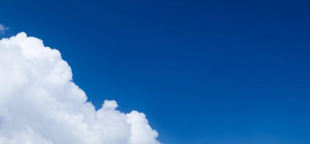 Μπλε ηλιόλουστος ουρανός με σύννεφα και αντίγραφο χώρου στο κέντρο - Φωτογραφία, εικόνα