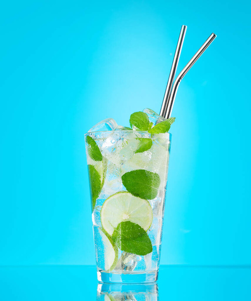 Cocktail Mojito sur fond bleu avec espace de copie - Photo, image
