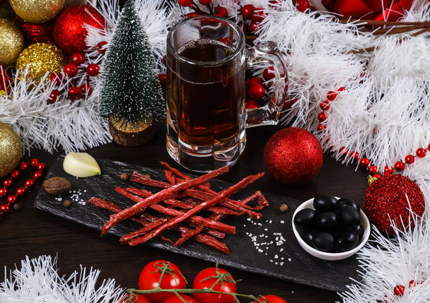 "Дротики", довгі шматки джеркі, як закуска для пива на новорічному столі. Крупним планом
 - Фото, зображення