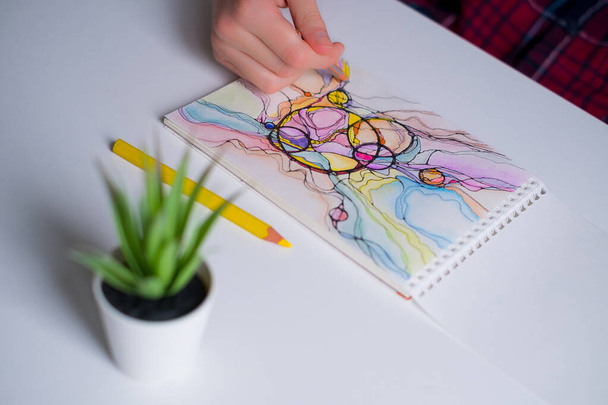 Dessin neurographique abstrait avec crayons de couleur. Gros plan des mains dessinant l'art neurographique. Art neurographique - une méthode moderne d'art thérapie - Photo, image