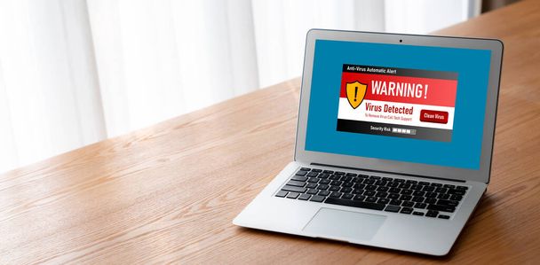 Virus varoitus tietokoneen näytöllä havaittu modish cyber uhka, hakkeri, tietokonevirus ja haittaohjelma - Valokuva, kuva