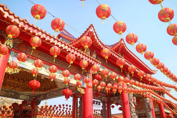 中国の旧正月で飾られた中国の仏教寺院数多くの行で提灯をぶら下げ - 写真・画像
