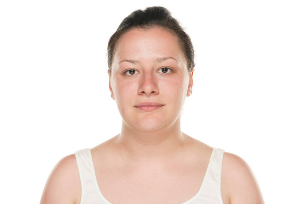 Portrait d'une jeune femme joufflue sans maquillage sur fond blanc. - Photo, image
