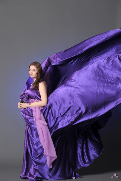Beautiful pregnant woman in a lilac - Φωτογραφία, εικόνα
