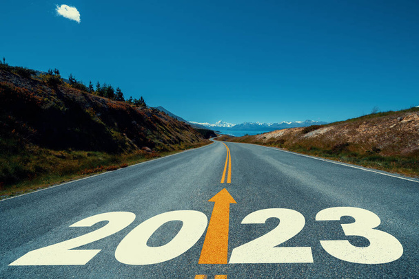 2023年新年のロードトリップ旅行や将来のビジョンコンセプト。高速道路と自然景観は、新鮮で成功したスタートのために2023の初めに幸せな新年のお祝いにつながる . - 写真・画像
