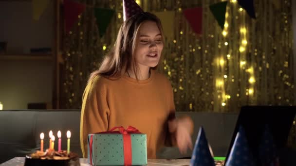 Születésnap online. Fiatal nő távolról ünnepelni barátjukkal boldog születésnapot segítségével videohívás chat konferencia laptop - Felvétel, videó