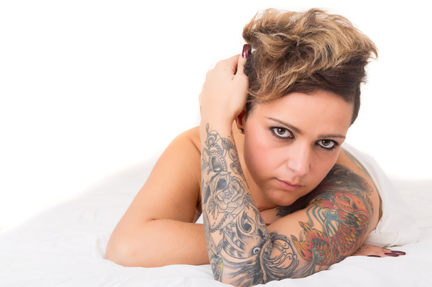 Hermosa mujer tatuada en la cama
 - Foto, Imagen