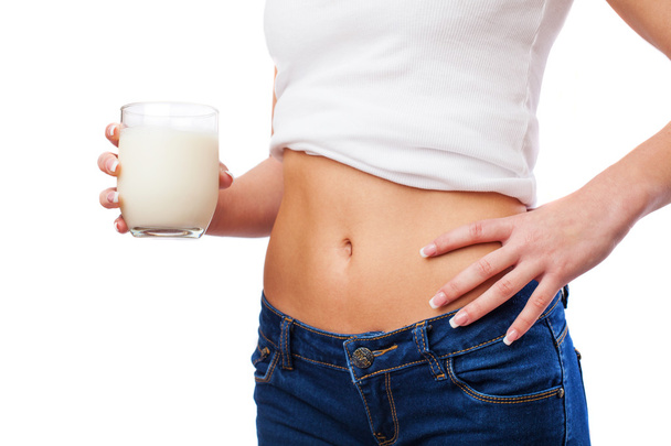 Chica bonita sosteniendo vaso de leche
 - Foto, Imagen