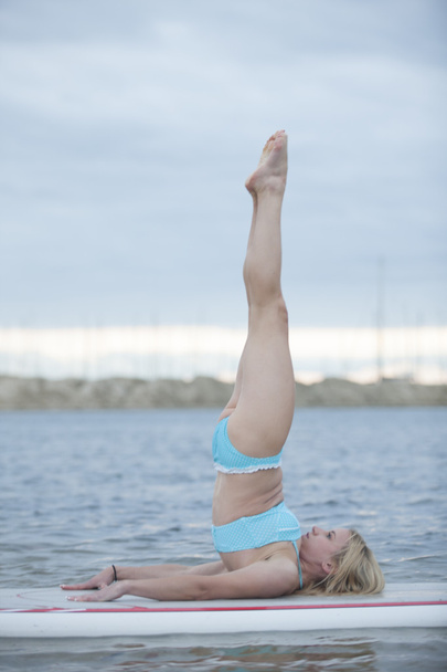 Un retrato de una sexy joven modelo haciendo Sup Yoga
. - Foto, imagen