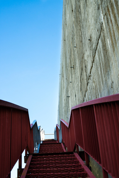 Металлические лестницы на серой бетонной стене - Фото, изображение