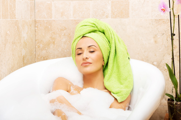 Woman relaxing in bath - Foto, afbeelding