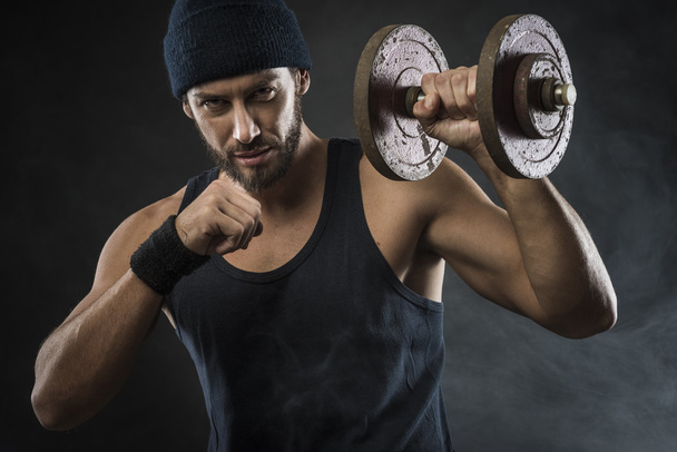 Attractive man lifting weights - Φωτογραφία, εικόνα