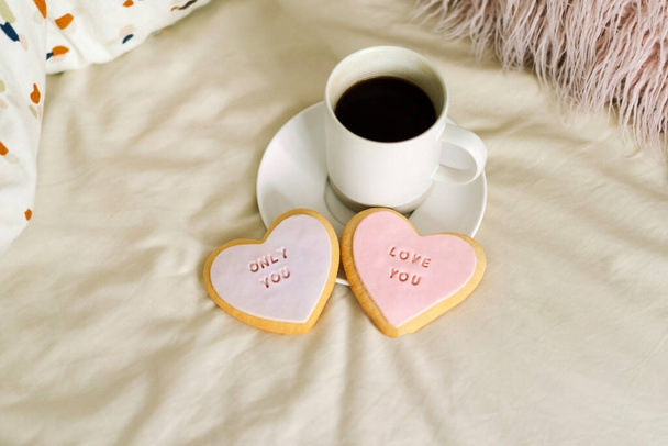 Kuppi kahvia herkullisia keksejä kirjoitus rakastaa sinua. Juhlimme ystävänpäivää kotona. Käsite Ystävänpäivä - Valokuva, kuva