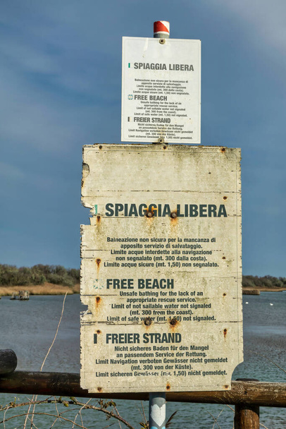 παλιά πινακίδα στην παραλία που σηματοδοτεί την ελεύθερη ζώνη. Εγγραφείτε για να δείτε τους τουρίστες όπου αρχίζει η ελεύθερη παραλία - Φωτογραφία, εικόνα