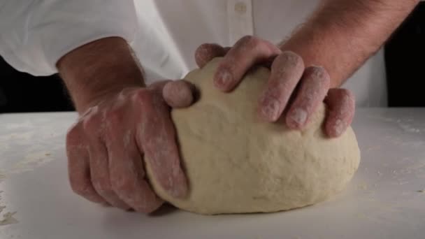 impasta la pasta, lo chef impasta la pasta per pane - Filmati, video