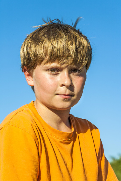 Schwitzender Junge nach Sport unter blauem Himmel - Foto, Bild