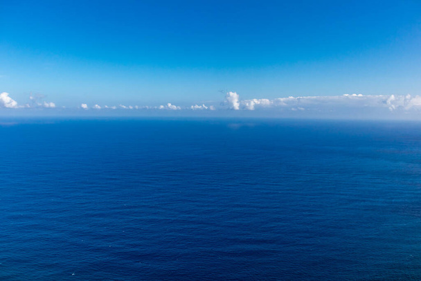 Através da bela paisagem da Madeira com uma vista fantástica sobre o Oceano Atlântico - Madeira - Portugal  - Foto, Imagem