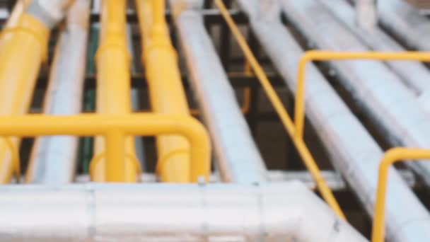 Gaspijpleidingsysteem met gele gasleiding in een fabriek voor de verwerking en het vervoer van industriële brandstoffen - Video