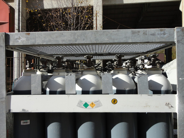 Verouderde fabriek cilinder kleppen - Foto, afbeelding