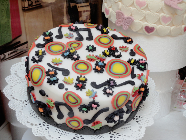 italienisches Kunsthandwerk. Kuchen mit musikalischer Malerei - Foto, Bild