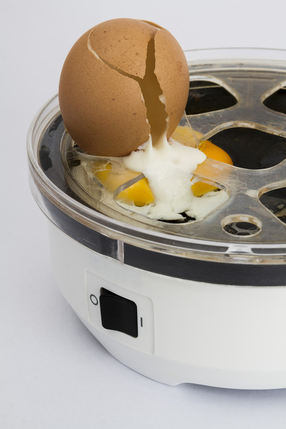huevo roto en la cocina
 - Foto, imagen