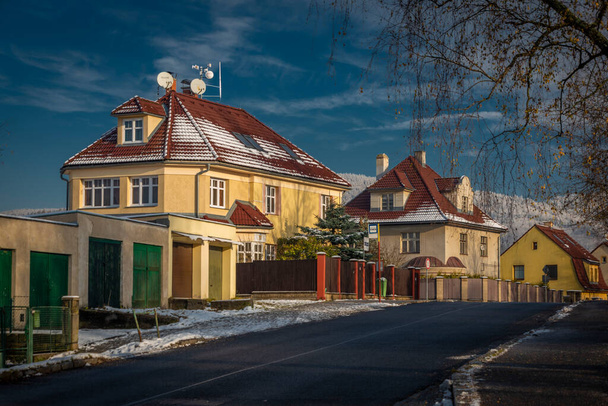 Нові і старі будинки в місті Ліберець в зимовий сніг і сонячний день. - Фото, зображення