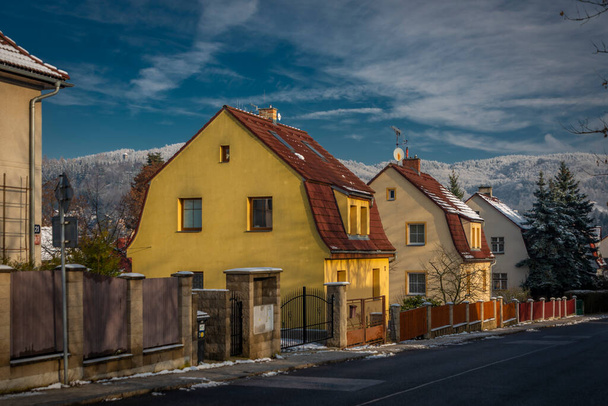 Casas nuevas y antiguas en la ciudad de Liberec en invierno día nevado y soleado - Foto, imagen