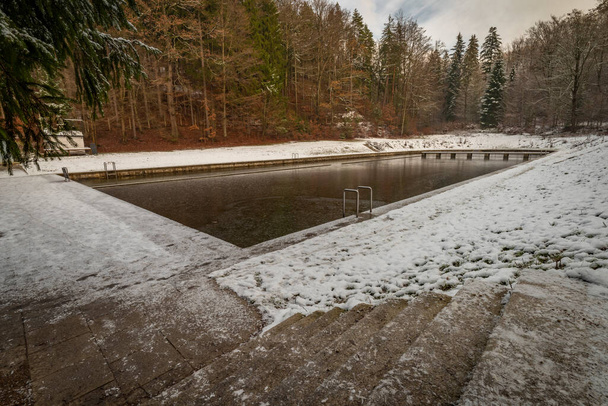 Waldfreibad am Bach Jizersky in der Stadt Liberec an kalten Wintertagen - Foto, Bild